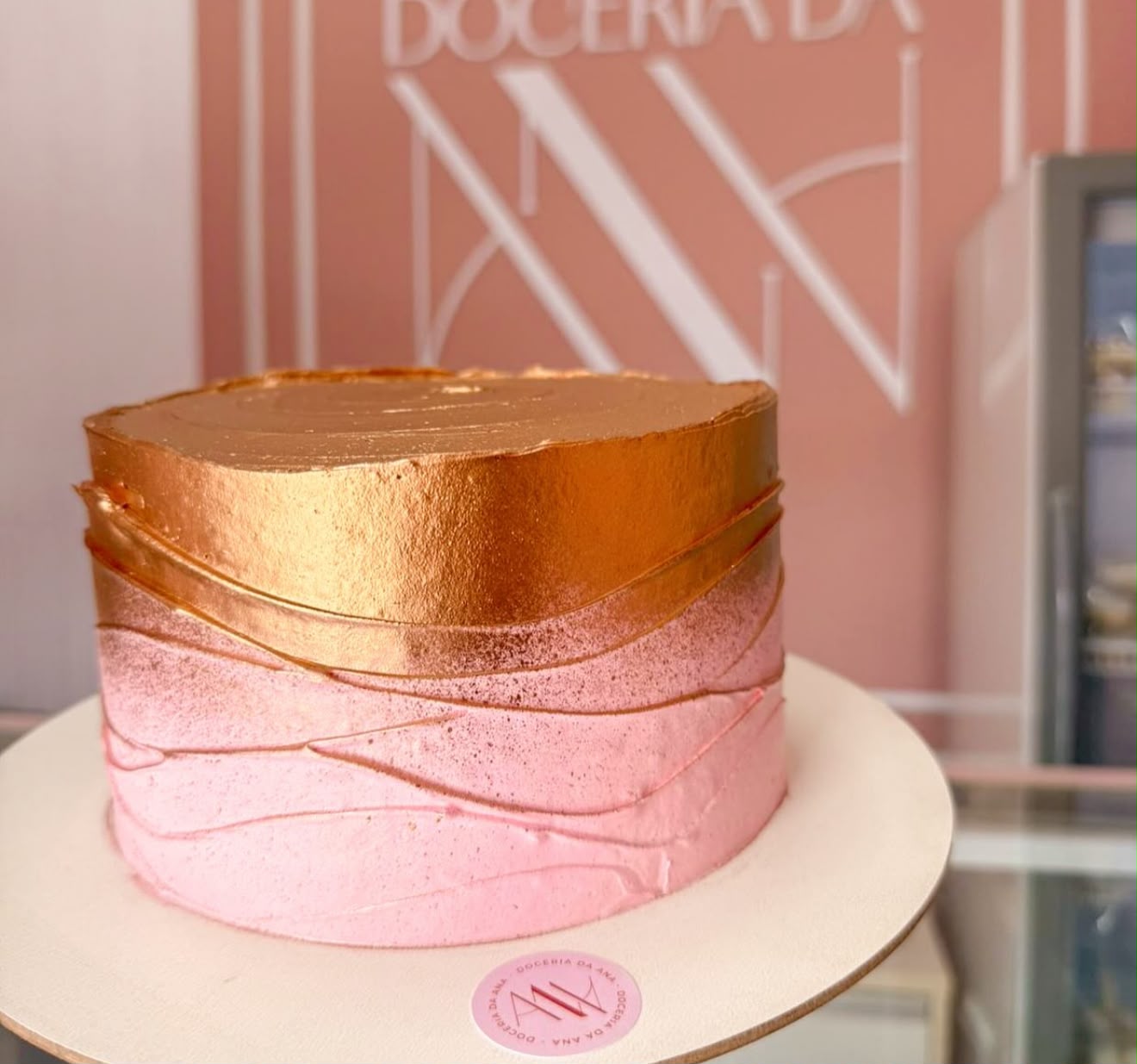 Bolo rosa dourado confeitado artesanal - Doceria da Anna São Luís MA